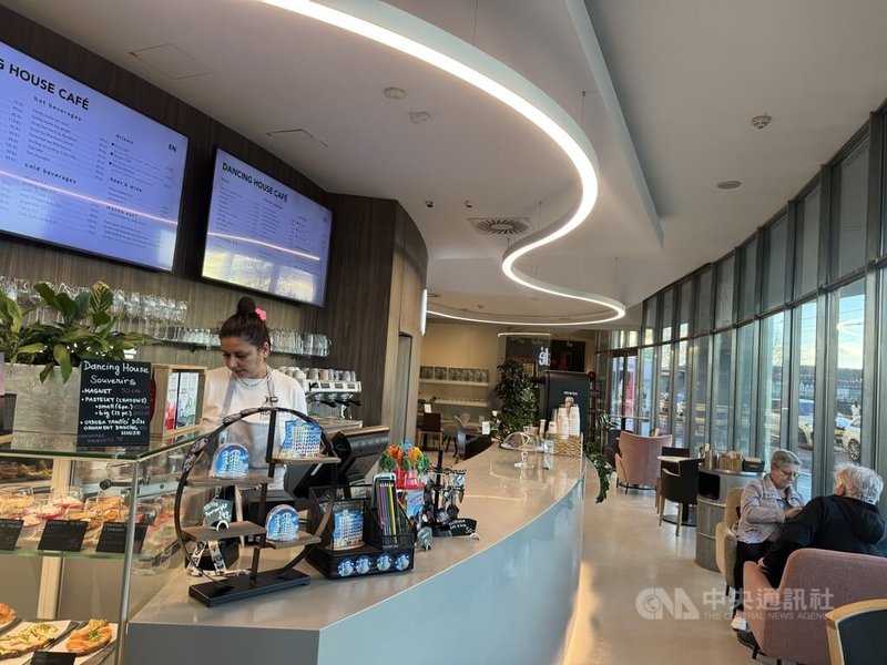 座落在布拉格伏爾塔瓦河畔的「跳舞的房子」,1996年啟用,如今是布拉格知名觀光地標,內部空間有咖啡廳、餐廳、酒吧與飯店,吸引許多遊客造訪。中央社記者劉郁葶布拉格攝 114年12月7日