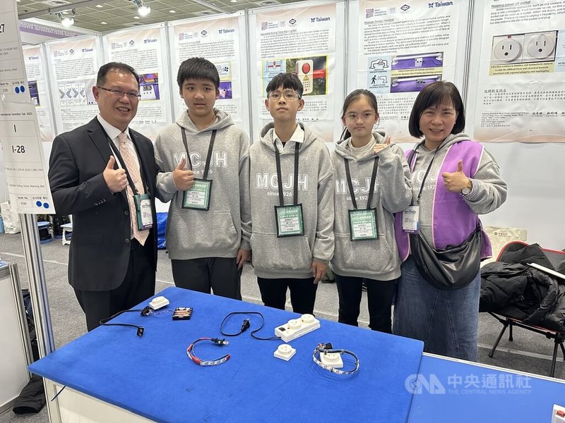 基隆銘傳國中師生團隊發明插座旋轉開關裝置，只要輕輕旋轉，就能開關電器，電鍋等只要插著插頭就會運作的電器不必再不停地拔插插頭，拿下首爾發明展大獎。中央社記者廖禹揚首爾攝　114年12月7日
