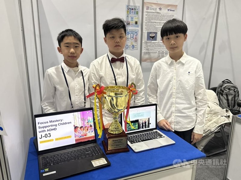 高雄市龍華國中親子合作團隊開發針對過動症兒童的安撫遊戲「專注力大師」，拿下首爾發明展大獎。中央社記者廖禹揚首爾攝　114年12月7日