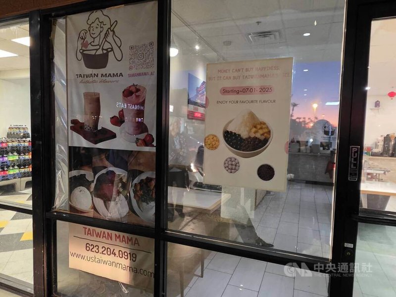 主打台灣味的餐廳TAIWAN MAMA位於鳳凰城，門口懸掛的爌肉飯、珍奶等台灣美食海報。中央社記者江明晏攝　114年12月7日