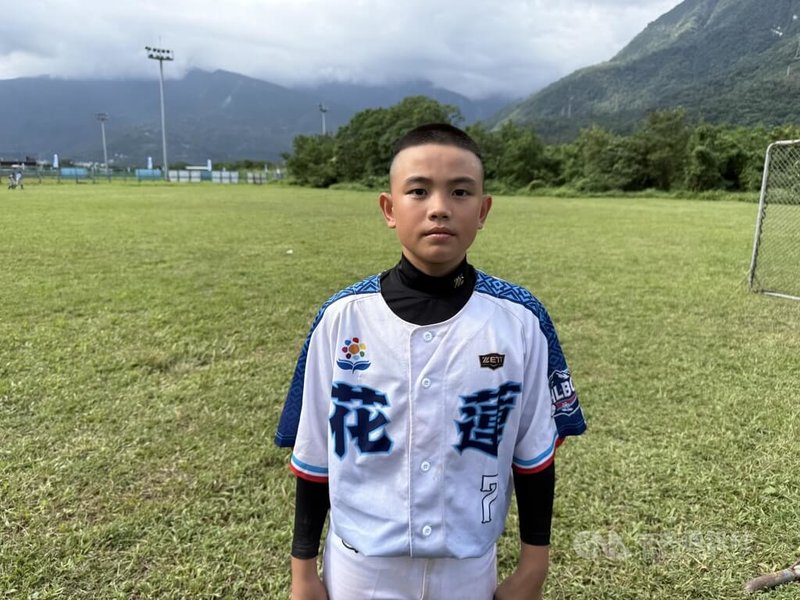 台彩威力盃少棒賽地主花蓮藍7日與彰化縣交手，捕手林諾凡（圖）打3棒，2局上三壘有人危機，被換上投手丘，凍結對手攻勢不失分，接著又回到捕手位置、蹲完比賽。中央社記者謝靜雯攝　114年12月7日