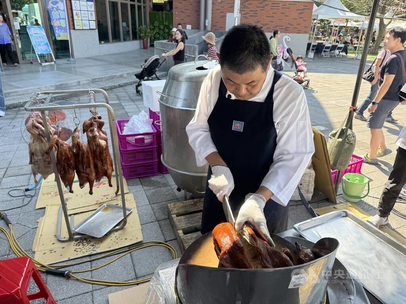 中華民國養鵝協會7日舉辦「2025金牌燒鵝爭霸賽」,爭3連霸的鵝邸家燒鵝專賣業者郭芳銘(圖)說,鵝肉一定要嚴選國產溫體鵝,因為國產鵝肉質鮮美、有豐富油脂,經過各家獨門祕方、職人功法與創意風味,呈現色香味俱全的燒鵝料理。中央社記者姜宜菁攝 114年12月7日