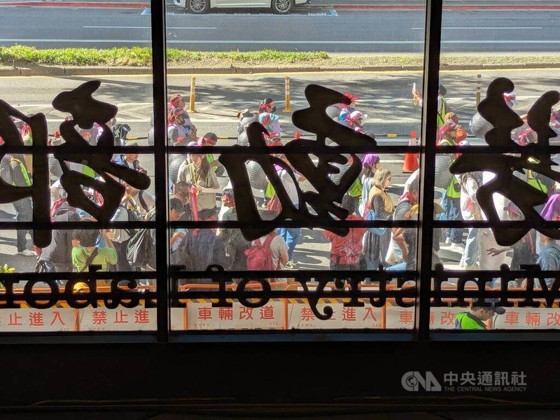 台灣移工聯盟等團體7日舉辦移工大遊行,訴求「廢除藍領移工工作年限」,來自各國的移工及聲援團體中午開始集結,於下午約1時30分自勞動部出發。中央社記者張雄風攝 114年12月7日