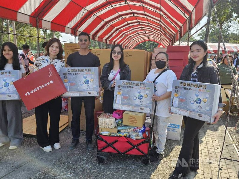雲林家扶中心7日舉辦「被」愛包圍歲末園遊會，虎尾科技大學公共事務組長張逸品（左2）帶著學校的國際生到會場協助搬運物資，場面溫馨。中央社記者姜宜菁攝  114年12月7日