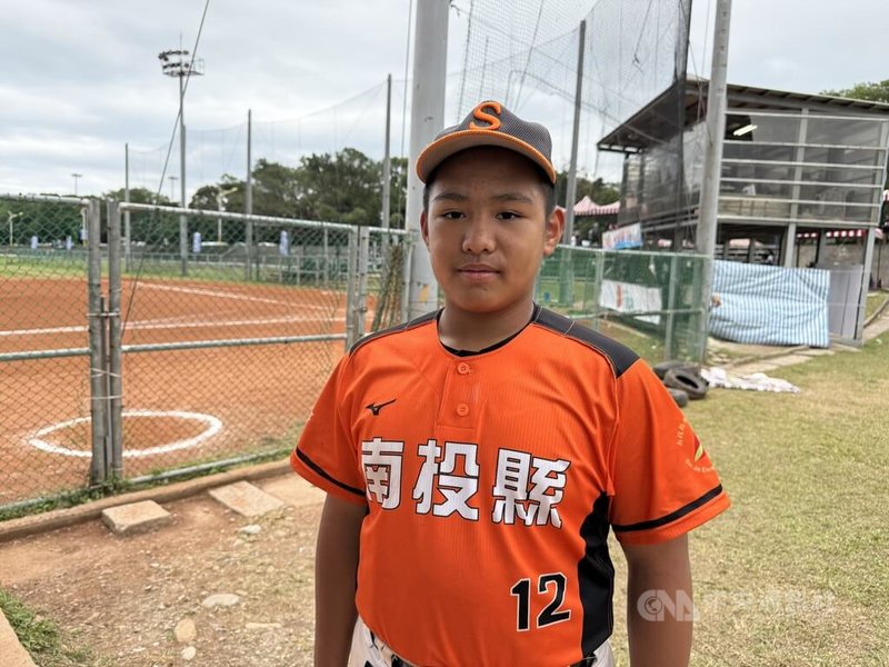威力盃少棒賽複賽南投縣「火球男」黃皓男（圖）登板，以球速壓迫對手、凍結攻勢，率隊以8比2勝台南市，晉級8強；黃皓男最快球速近123公里、為本屆最快。中央社記者謝靜雯攝　114年12月7日