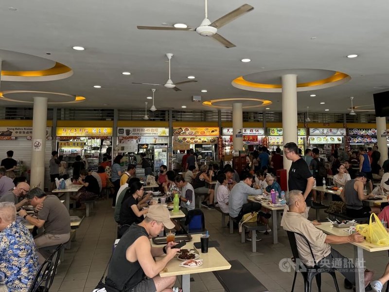 新加坡小販中心被視爲庶民美食聚集地,除了中式餐點,也有馬來菜、印度菜,反映多元種族的社會風情。中央社記者吳昇鴻新加坡攝 114年12月7日