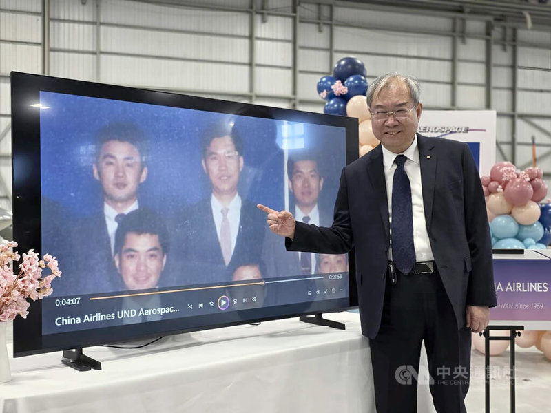 華航啟航鳳凰城，董事長高星潢重返美國「母校」UND Aerospace飛行學校，高星潢指著當年照片，打趣向媒體說，當年還是「小鮮肉」，頭髮比較多，但頭髮隨著歲月漸漸流失，「因為飛機都飛得很快」。中央社記者江明晏攝　114年12月7日