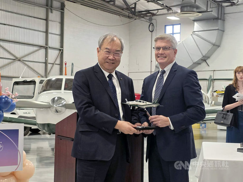 華航自1988年起與UND Aerospace飛行學校合作,至今已培育超過200名機師。圖左為華航董事長高星潢,右為UND Aerospace Foundation執行長皮尼歐(Charles Pineo)。中央社記者江明晏攝 114年12月7日