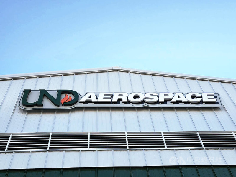 UND Aerospace飛行學校以飛行教師陣容與低機齡、全數位儀表的機隊聞名,目前鳳凰城校區有逾130名教師,平均飛行時數超過1100小時,吸引多家航空公司合作。中央社記者江明晏攝 114年12月7日