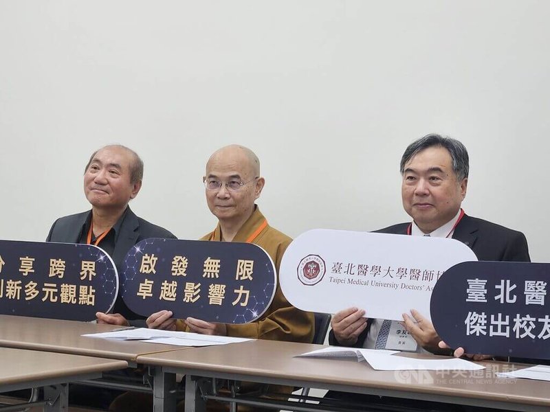 北醫校友創新論壇7日登場，前美國聯邦疾病管制防治中心（CDC）傳染病病理部副主任謝文儒（左）出席，會後媒體座談時，談及近期美國疫苗政策相關異動。中央社記者陳婕翎攝　114年12月7日