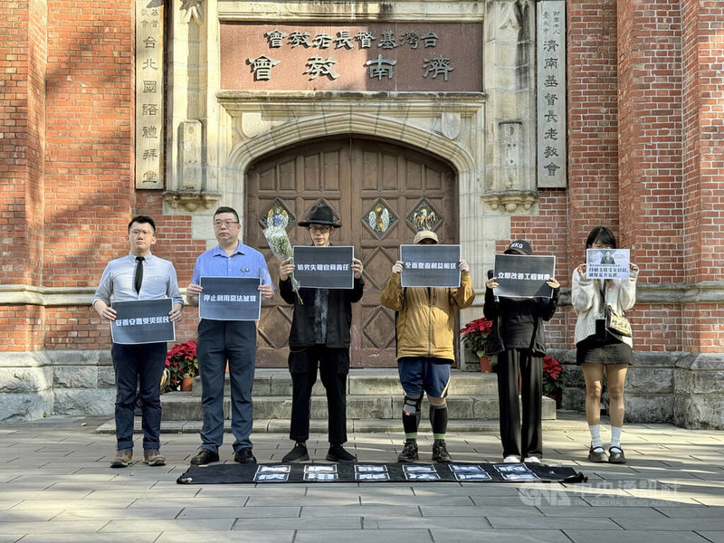香港宏福苑大火後，在台港人7日下午在台北濟南教會舉行「拒絕惡法滅聲‧譴責港府集會」，並提出五大訴求，聲援為尋求真相而被噤聲的香港市民，並要求公開調查火災真相、徹查監管失職。中央社記者廖文綺台北攝　114年12月7日