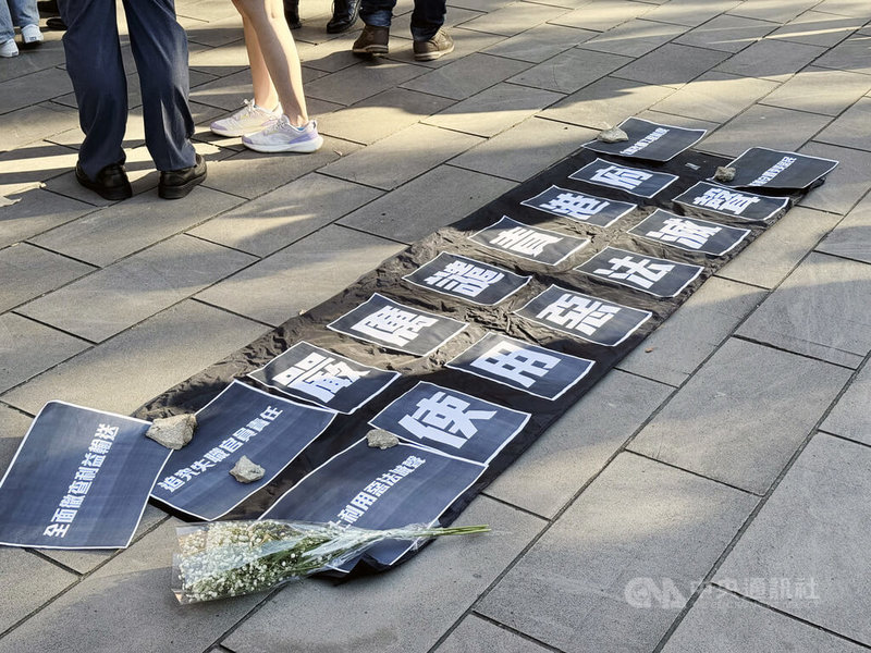 香港宏福苑大火後,在台港人7日下午在台北濟南教會舉行「拒絕惡法滅聲‧譴責港府集會」,並提出五大訴求,聲援為尋求真相而被噤聲的香港市民,並要求公開調查火災真相、徹查監管失職。中央社記者廖文綺台北攝 114年12月7日