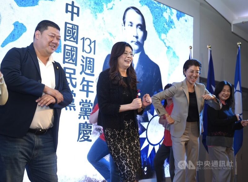 國民黨南投縣黨部7日辦理131週年黨慶暨新任縣黨部主任委員布達典禮，國民黨立委游顥（前左起）、國民黨主席鄭麗文、南投縣長許淑華、國民黨立委馬文君等人出席。中央社記者蕭博陽南投縣攝　114年12月7日