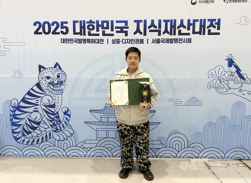 2025首爾國際發明展，上海台商子女學校學生林百棋從網路影片獲得靈感，創作出獲得沙烏地阿拉伯大會特別獎的反重力椅。中央社記者廖禹揚首爾攝　114年12月7日