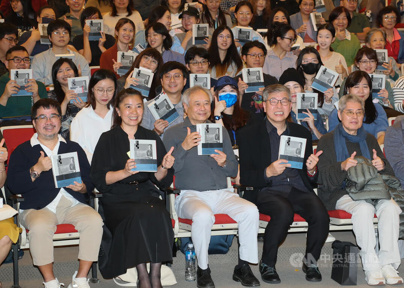 導演李安(前中)7日在台北出席「十年一覺電影夢」經典新版發表會,與時報出版董事長趙政岷(前右2)等人合影。中央社記者謝佳璋攝 114年12月7日