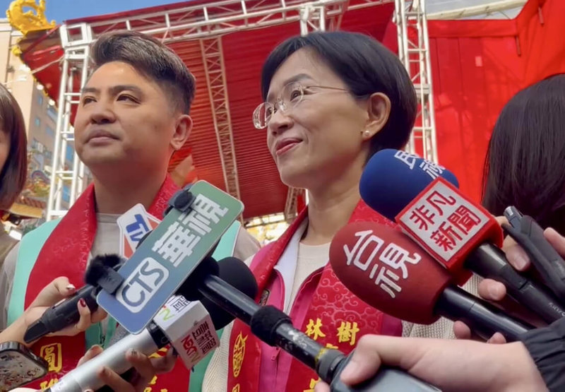 代表民進黨參選新北市長的立委蘇巧慧（右）7日接受媒體聯訪，就財政收支劃分法修法議題表示，希望中央地方能夠有機會好好的坐下來，大家一起把這個制度建立起來，才是長治久安。（蘇巧慧辦公室提供）中央社記者王鴻國傳真  114年12月7日