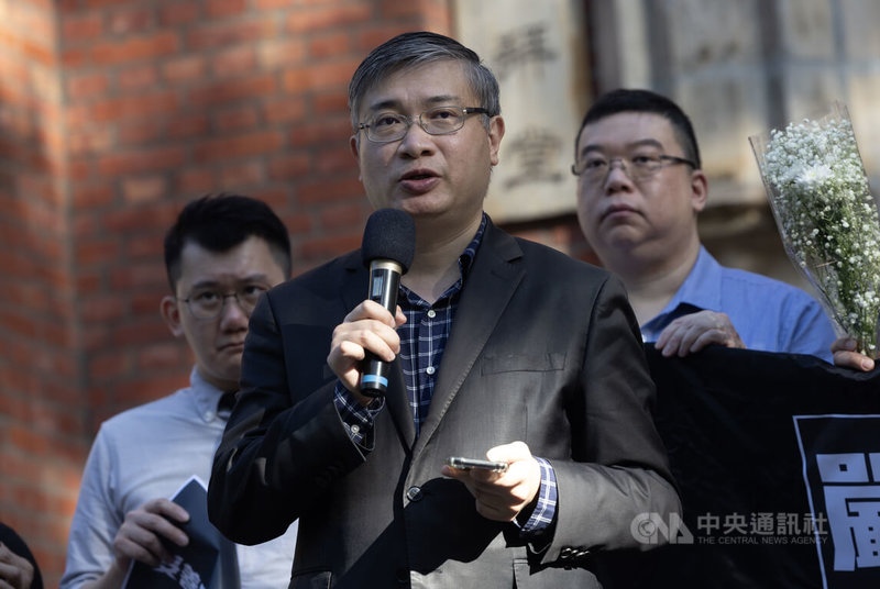 香港宏福苑五級火災釀嚴重死傷。在台港人7日下午在台北濟南教會前舉行記者會,台灣香港協會理事長桑普(前中)等人發表短講,聲援因尋求真相而被噤聲的香港市民。中央社記者趙世勳攝 114年12月7日