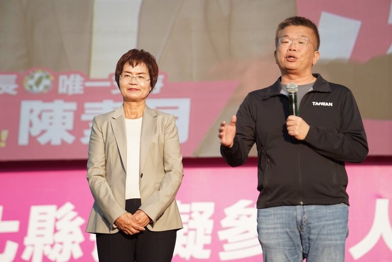 競逐彰化縣長黨內初選,民進黨立委陳素月(左)7日在社頭果菜市場前廣場舉辦誓師大會,黨籍立委蔡其昌(右)出席支持。(陳素月團隊提供)中央社記者蕭博陽彰化縣傳真 114年12月7日