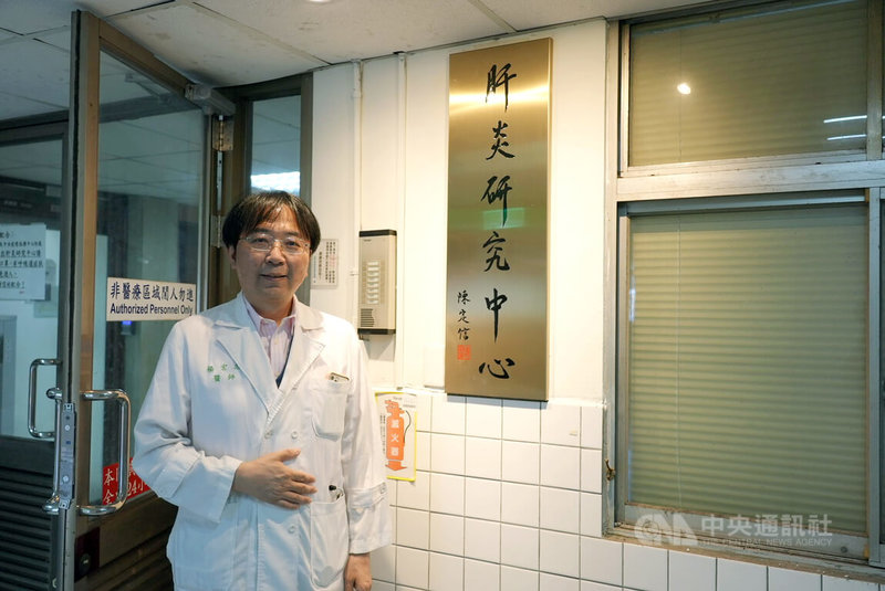 台大醫院肝炎中心主任楊宏志(圖)說,民間機構多方宣導之後,很多病人主動來表達治療意願,政策加上宣導,以及產官學界配合,是台灣消除C肝成功的主要原因。中央社記者沈佩瑤攝 114年12月7日