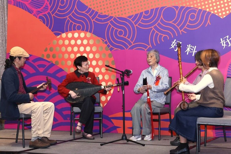 國立傳統藝術中心7日舉行「2025唸歌歡唱．歲末敘暖」活動，資深藝師輪番上台作綵表演，由華聲南樂社打頭陣，帶來南管演出。（傳藝中心提供）中央社記者王寶兒傳真　114年12月7日