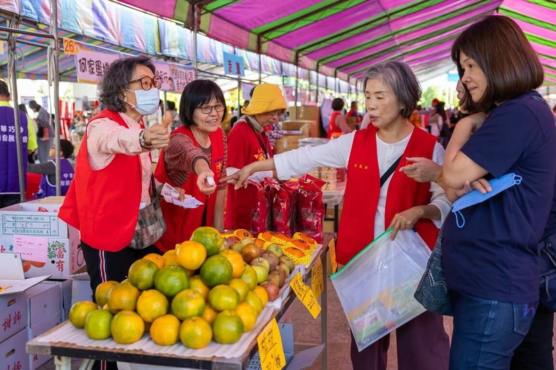 南投家扶中心7日在南投縣農工商會展中心舉辦冬暖慈幼園遊會，現場聚集超過百家公司及善心人士參與設攤，所得將用於南投家扶2026年運作經費。（南投縣政府提供）中央社記者蕭博陽南投縣傳真　114年12月7日