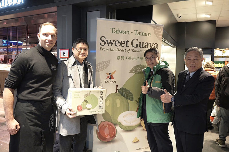 台南芭樂首度叩關歐盟，台南市長黃偉哲（右2）近日率團到荷蘭拓銷，並在阿姆斯特丹舉行台灣芭樂首銷歐洲暨台南芭樂鳳梨展售會。（台南市政府提供）中央社記者楊思瑞台南傳真　114年12月7日