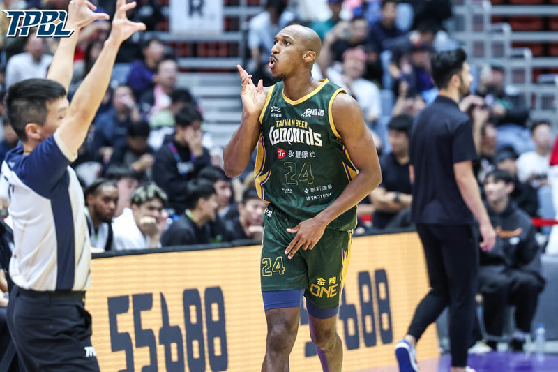 台灣職業籃球大聯盟（TPBL）桃園台啤永豐雲豹7日主場迎戰福爾摩沙夢想家，雲豹洋將克羅馬（Lasannah Kromah）（中）攻下全場最高29分，外帶11籃板、7助攻，率隊以105比92拿下4連勝，同時是TPBL本季首支達到10勝的球隊。（TPBL提供）中央社記者陳容琛傳真　114年12月7日
