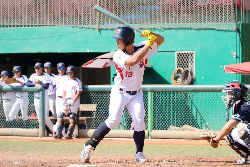 114學年度高中棒球聯賽（鋁棒組）4強賽7日上演桃園內戰，平鎮高中靠著高施諠（中）3分砲帶動攻勢，以15比3、4局擊敗北科附工，睽違2年再闖冠軍戰。（學生棒球運動聯盟提供）中央社記者謝靜雯傳真　114年12月7日