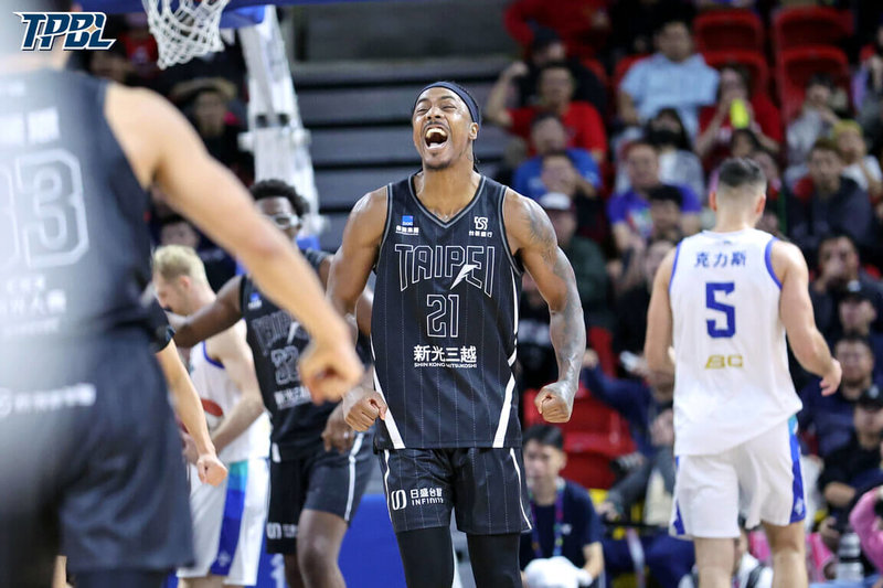 台灣職業籃球大聯盟（TPBL）台北台新戰神7日迎戰高雄全家海神，戰神在洋將威力斯（Darral Willis）（中）繳出39分、20籃板的驚人數據領軍下，終場在延長賽以96比91獲勝。（TPBL提供）中央社記者陳容琛傳真　114年12月7日