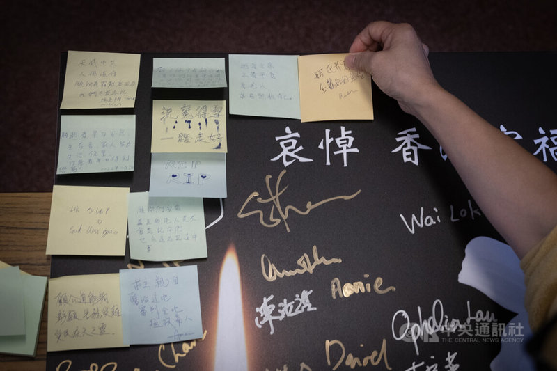 香港大埔宏福苑大火造成嚴重死傷。許多民眾7日在台北市濟南教會,以禱告、默哀及寫下留言的方式來悼念大火罹難者。中央社記者趙世勳攝 114年12月7日