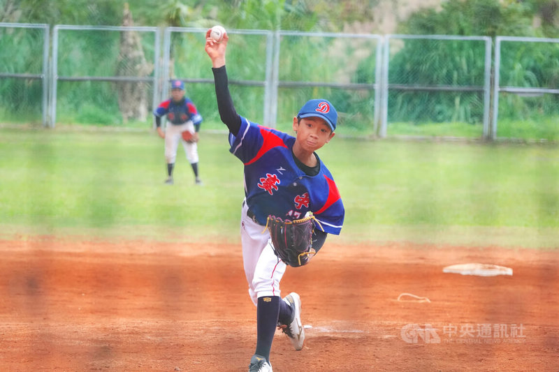 台彩威力盃少棒賽7日進行複賽，台中市與新北市交手攻勢往來，台中市隊陳子嘉（前）投打有表現，敲出超前比數安打、中繼奪勝投，助隊以6比5搶勝、晉級8強。中央社記者謝靜雯攝　114年12月7日