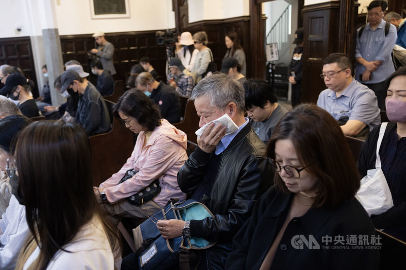 香港宏福苑發生五級火災,造成嚴重死傷,不少民眾7日下午齊聚台北濟南教會大禮拜堂,在牧師帶領下為逝者禱告、默哀。中央社記者趙世勳攝 114年12月7日