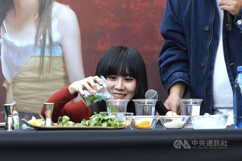 歌手白安(圖)7日下午出席「與白安路邊野餐」台北場活動,喜歡香菜的她動手製作香菜調酒給歌迷享用。中央社記者翁睿坤攝 114年12月7日