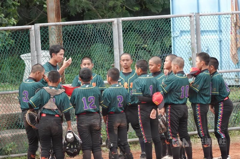 台彩威力盃少棒賽8強出爐，上屆冠軍台東縣隊（圖）投打發揮，順利搶勝晉級，8日將與新竹縣交手。圖為台東縣教練集合球員講話畫面。中央社記者謝靜雯攝　114年12月7日