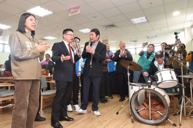 由中央挹注經費設立的苗栗縣苑裡鎮「灣麗日間照顧中心」7日揭牌啟用，衛生福利部次長呂建德（前左2）、苗栗縣長鍾東錦（前左3）等人到場與長輩同樂。（苗栗縣政府提供）中央社記者魯鋼駿傳真　114年12月7日