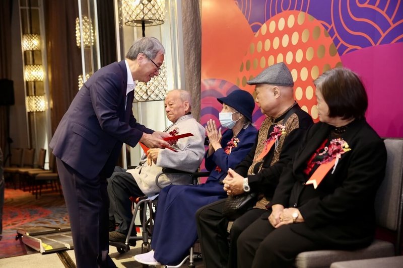 國立傳統藝術中心辦理「歲末敘暖」邁入第18年,今年活動以「好料、好歌、好年冬」為主題,文化部長李遠(左1)7日發送關懷禮金給歌仔戲國寶廖瓊枝(右3),並向藝師致敬。(傳藝中心提供)中央社記者王寶兒傳真 114年12月7日