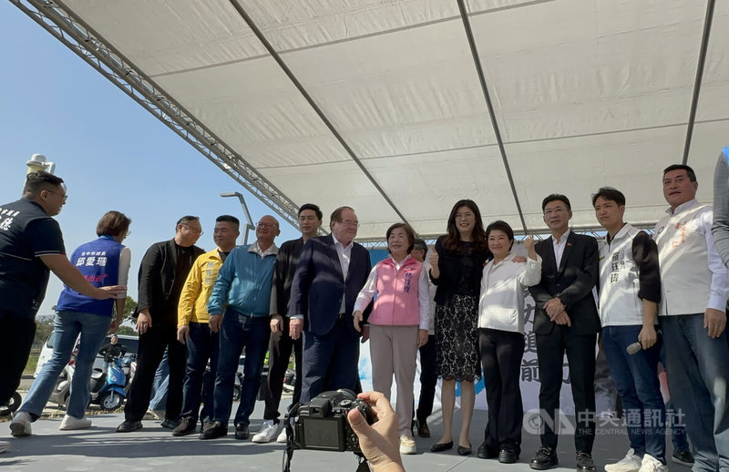 國民黨台中市黨部7日在台中市中央公園舉辦黨慶活動，黨主席鄭麗文（右5）與台中市長盧秀燕（右4）、立法院副院長江啟臣（右3）等人出席，共襄盛舉。中央社記者趙麗妍攝　114年12月7日