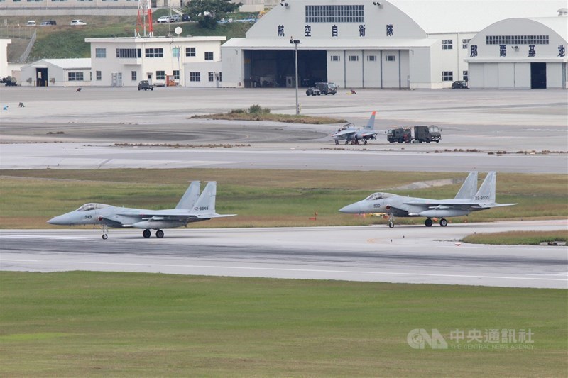 圖為日本那霸基地準備升空的空自F-15戰機。（中央社檔案照片）