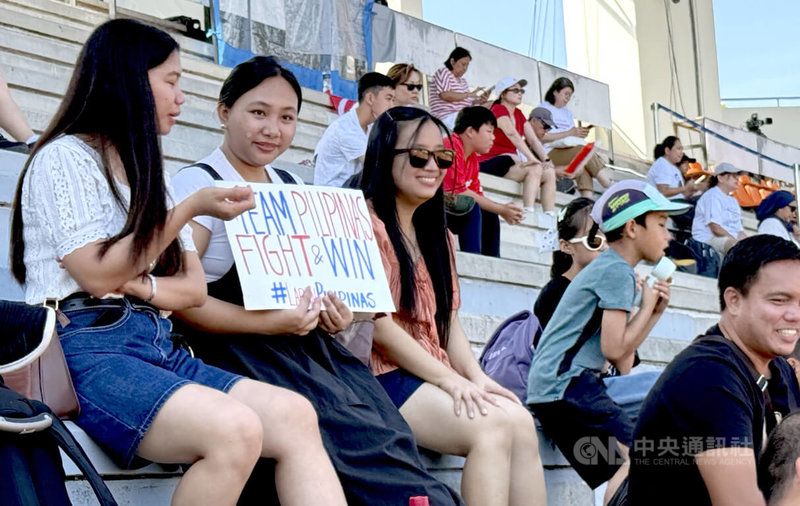 在泰國工作的菲律賓人7日到詩麗吉王后60週年紀念體育場為菲律賓國家隊加油。中央社記者李宗憲巴吞他尼府攝 114年12月7日