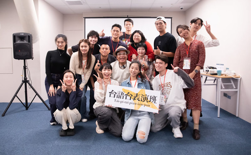 藝人許效舜(中,戴帽者)參與公視台語台課程,強調「越在地越國際」而語言是文化的根,表演者的台語底氣必須從生活累積。(公視台語台提供)中央社記者王心妤傳真 114年12月7日