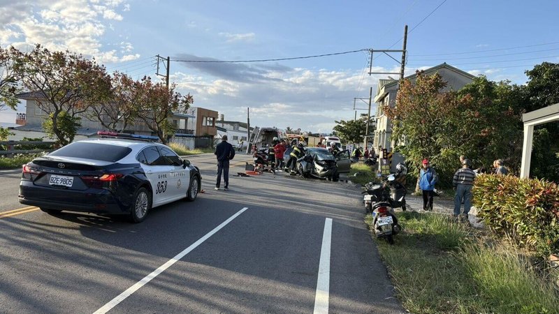 台東73歲李姓阿公7日清晨駕車載著29歲孫子到市區參加國考，行經台11線116.4公里處時不明原因自撞路旁電箱，2人受困車內OHCA（到院前心肺功能停止），經消防人員救出後送醫仍不治。（台東縣警察局提供）中央社記者李先鳳傳真　114年12月7日