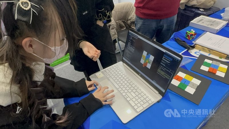 2025首爾國際發明展，由光仁中學及香港國際學校學生團隊創作的「益智推推樂」，拿下金獎。中央社　114年12月7日