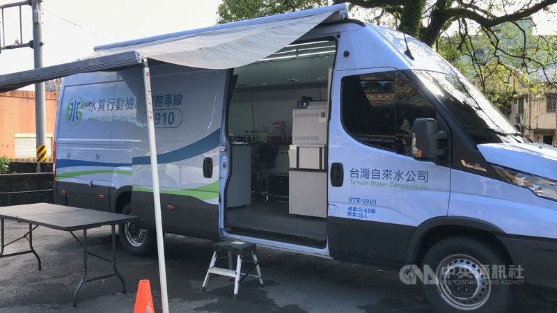 基隆市源遠路102巷旁大排日前出現大量泡沫，市府已清除大排內淤泥，台灣自來水公司調派「水質行動檢驗車」，進駐碇內福安宮外的前進指揮所，協助檢測水質。中央社記者王朝鈺攝　114年12月7日