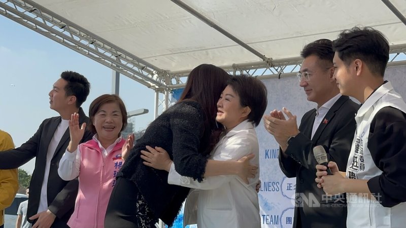 國民黨主席鄭麗文（左3）與台中市長盧秀燕（右3）7日出席國民黨台中市黨部黨慶活動，2人在台上張開雙手擁抱，駁斥心結，稱彼此為好姐妹。中央社記者趙麗妍攝　114年12月7日