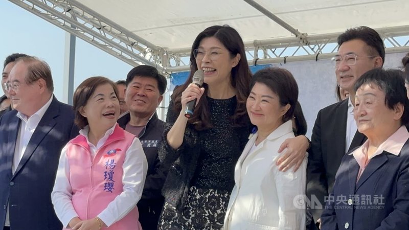 國民黨主席鄭麗文（右4）與台中市長盧秀燕（右3）7日出席國民黨台中市黨部黨慶活動，2人在台上擁抱駁心結傳言，盧秀燕也呼籲黨員支持鄭麗文。中央社記者趙麗妍攝　114年12月7日