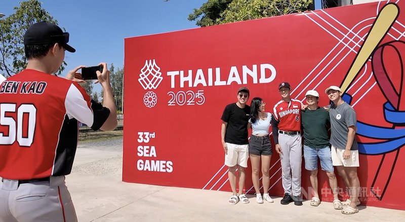 第33屆東南亞運動會預賽9日登場，7日舉行的棒球預賽由菲律賓隊對上新加坡隊，最終以17比3收場。賽後球迷與新加坡國家隊球員合照。中央社記者李宗憲巴吞他尼府攝　114年12月7日