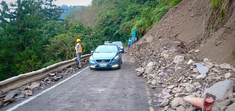 太平山國家森林遊樂區內道路宜專一線8.5公里，7日凌晨發生邊坡崩塌，土石占據約40公尺道路，造成雙向交通受阻，經搶修，下午2時在現場人員戒護下恢復單線雙向通行。（農業部林業及自然保育署宜蘭分署提供）中央社記者王朝鈺傳真　114年12月7日