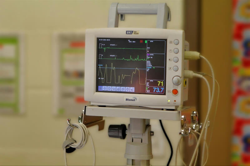 醫師黃軒將親眼見證的醫療現場寫成一個個故事，出版新書「我放不下手中的溫度：醫護、病人與家屬的真情交會」。（示意圖／圖取自Unsplash圖庫）