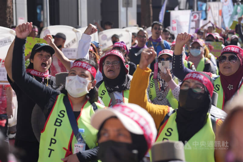 台灣移工聯盟等團體7日舉辦移工大遊行，自勞動部出發，參與群眾綁上「廢除工作年限」的紅色布條，呼籲勞動部將基本的勞動權利還給藍領移工。中央社記者徐肇昌攝　114年12月7日