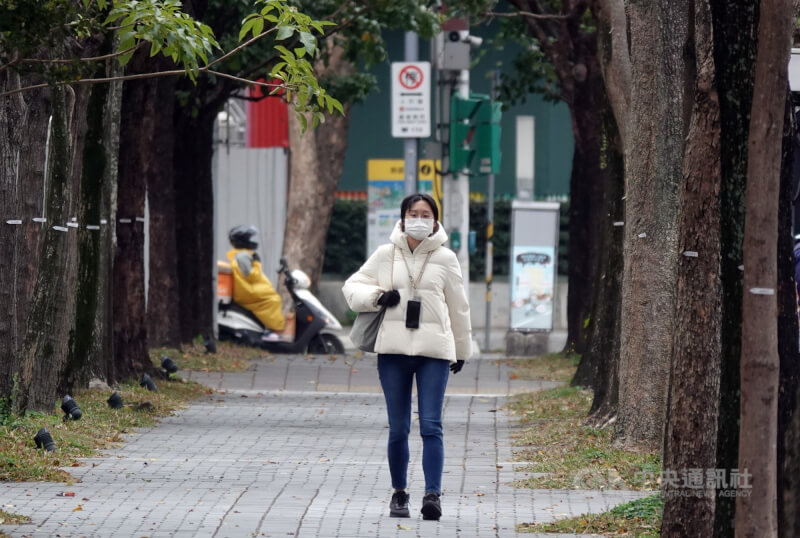 圖為台北市信義區民眾穿著厚外套禦寒。（中央社檔案照片）